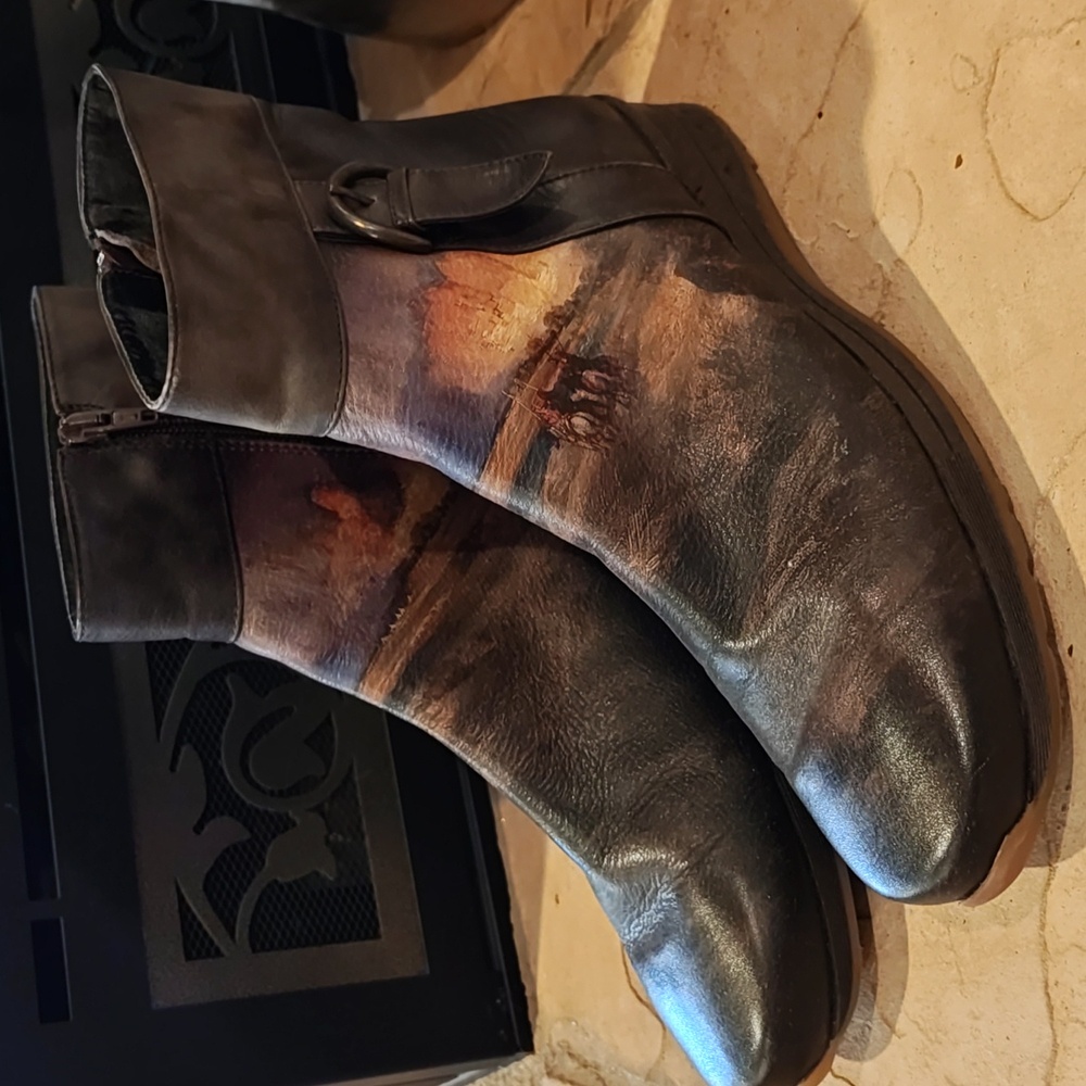 L'Artiste hand painted leather ankle boots size 39